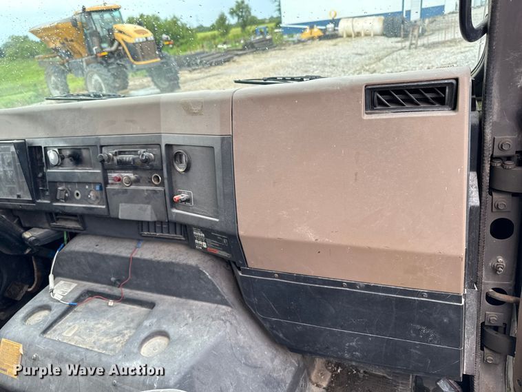 image for item EM2270 1993 International 8100 grain truck