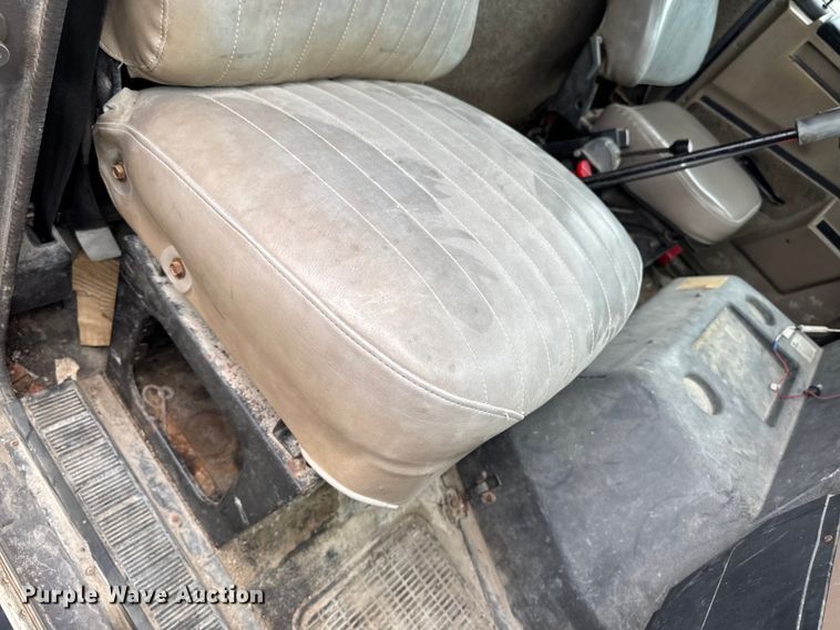 image for item EM2270 1993 International 8100 grain truck