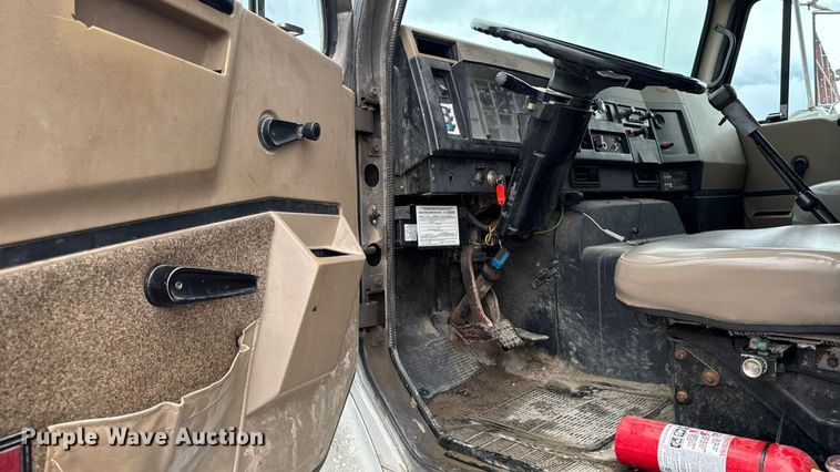 image for item EM2270 1993 International 8100 grain truck