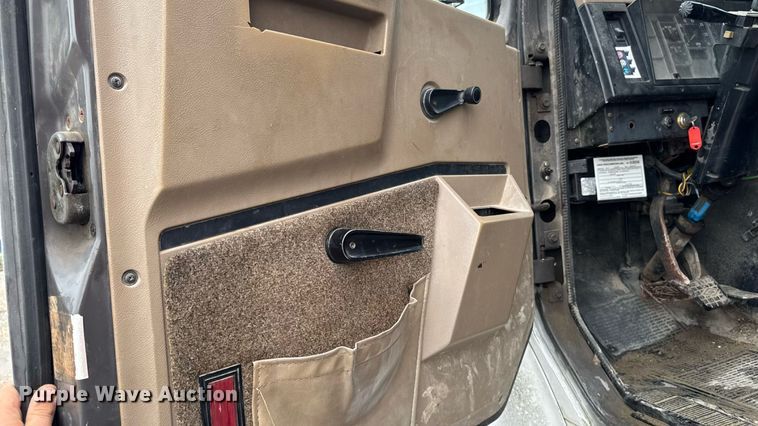 image for item EM2270 1993 International 8100 grain truck