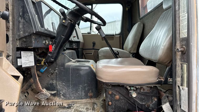 image for item EM2270 1993 International 8100 grain truck