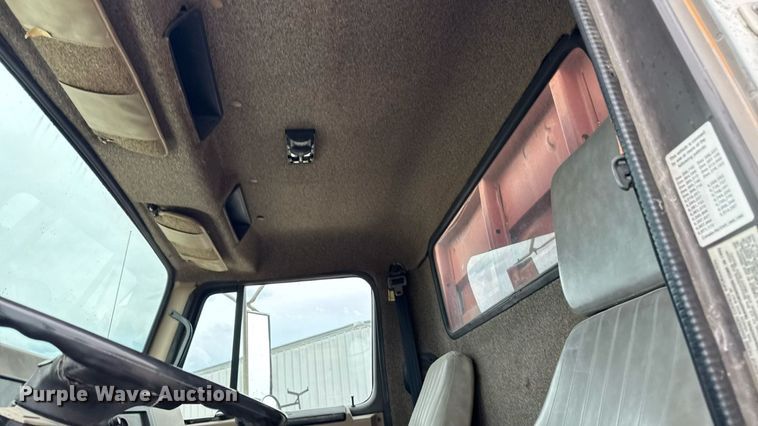 image for item EM2270 1993 International 8100 grain truck