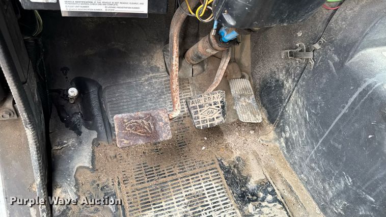 image for item EM2270 1993 International 8100 grain truck