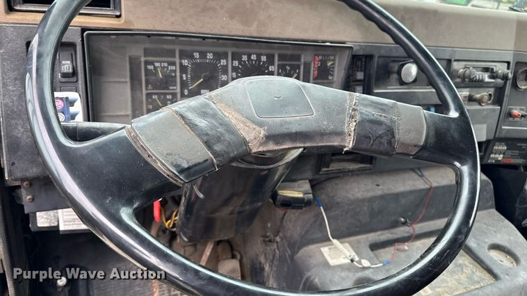 image for item EM2270 1993 International 8100 grain truck