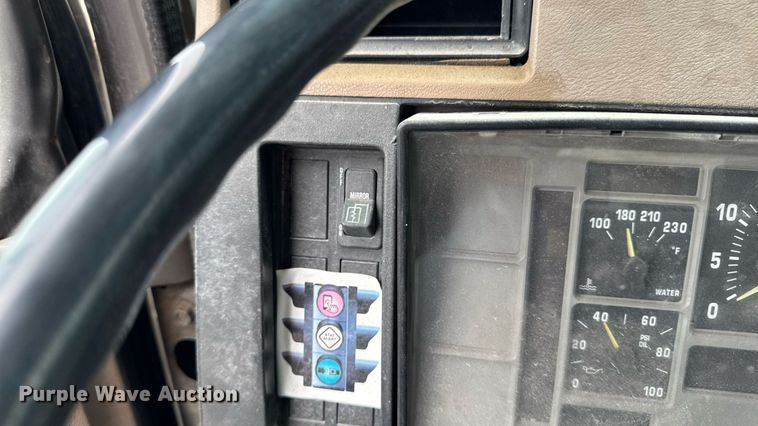 image for item EM2270 1993 International 8100 grain truck