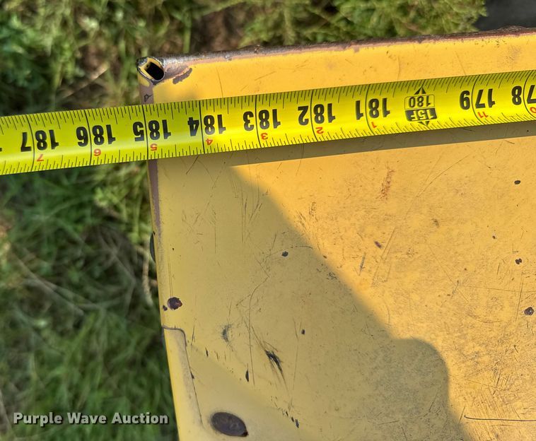 image for item ER2118 1999 New Holland HW340 swather / windrower