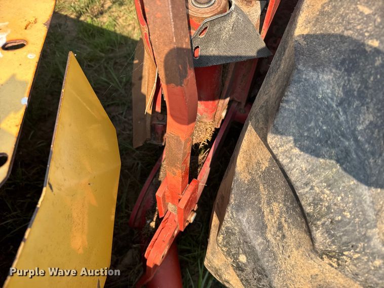 image for item ER2118 1999 New Holland HW340 swather / windrower