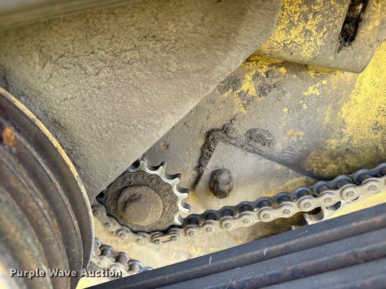 image for item ER2118 1999 New Holland HW340 swather / windrower