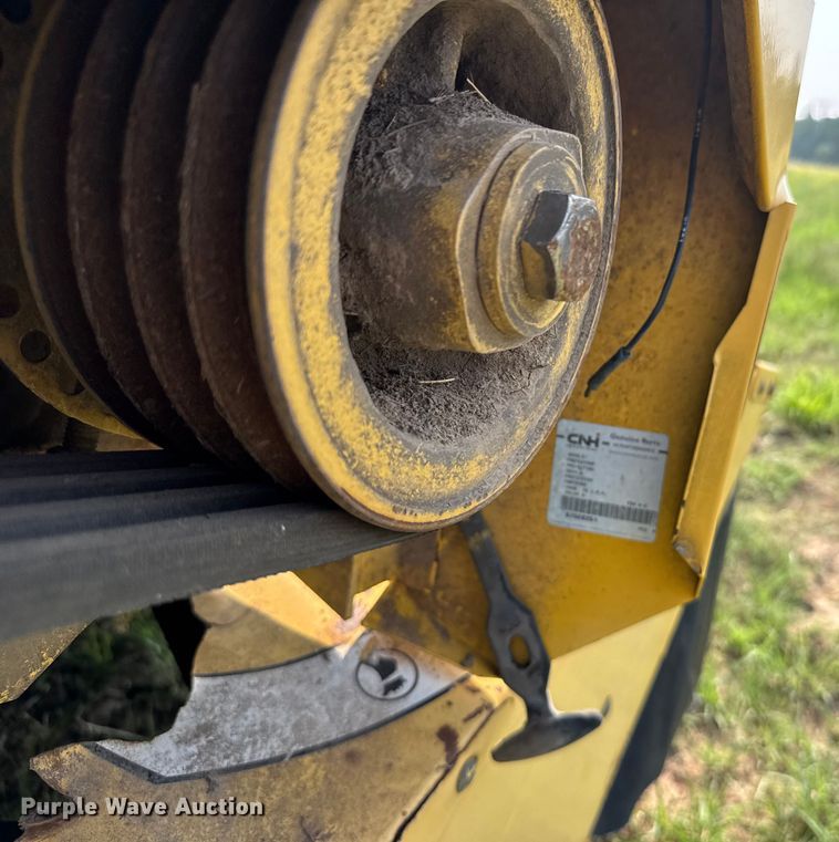 image for item ER2118 1999 New Holland HW340 swather / windrower