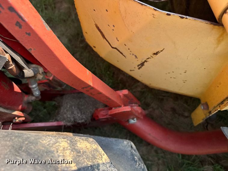 image for item ER2118 1999 New Holland HW340 swather / windrower