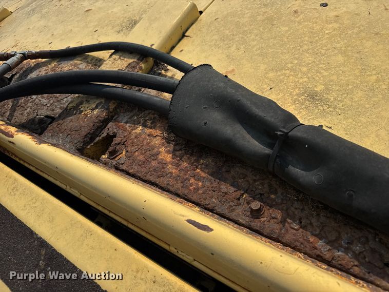 image for item ER2118 1999 New Holland HW340 swather / windrower