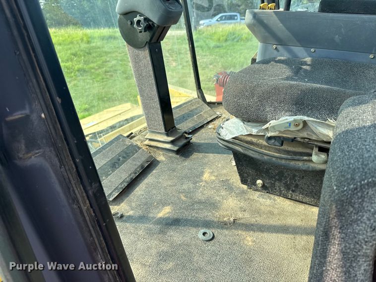 image for item ER2118 1999 New Holland HW340 swather / windrower