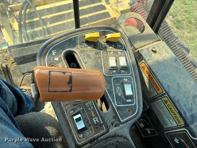 image for item ER2118 1999 New Holland HW340 swather / windrower