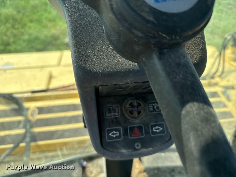 image for item ER2118 1999 New Holland HW340 swather / windrower