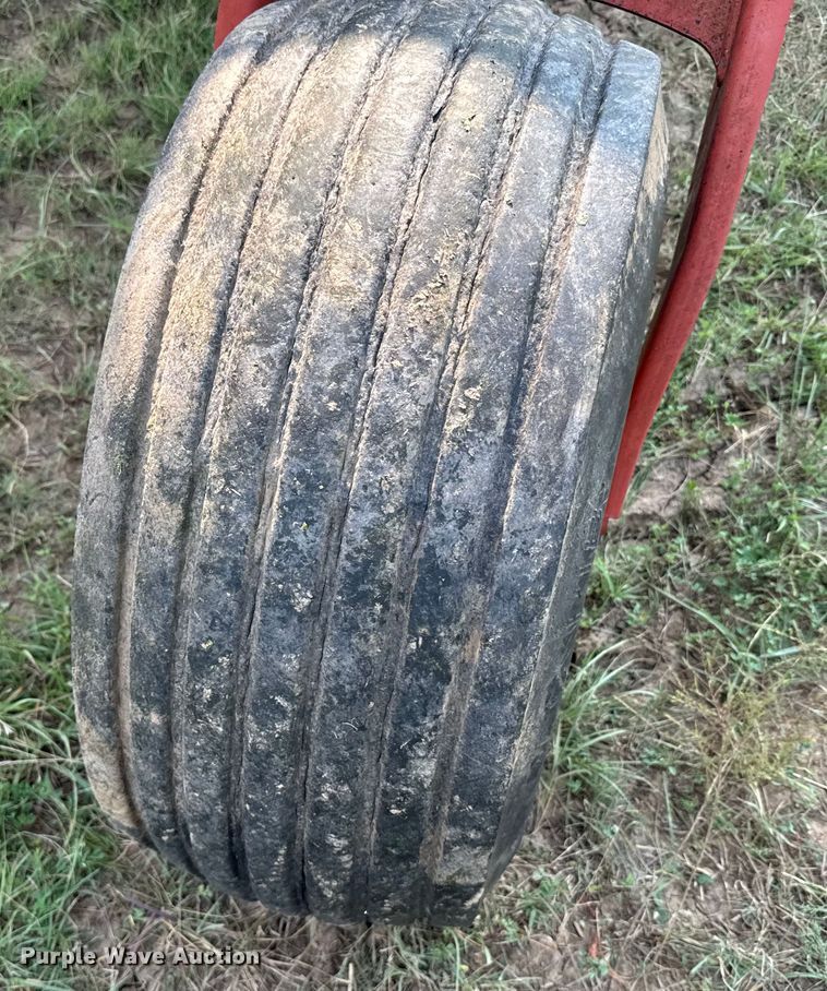 image for item ER2118 1999 New Holland HW340 swather / windrower