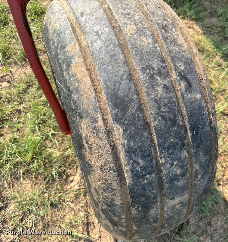 image for item ER2118 1999 New Holland HW340 swather / windrower