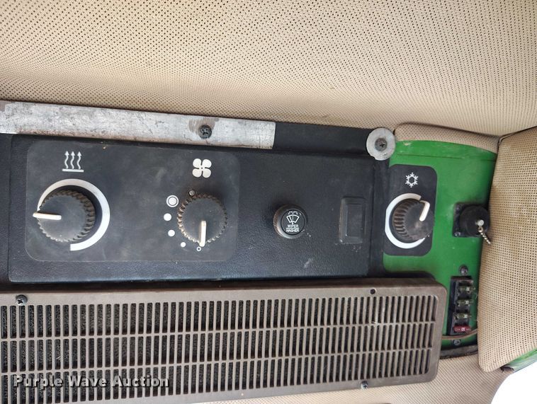 image for item IP9653 2001 John Deere 5310 tractor