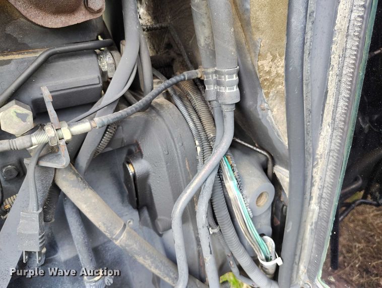 image for item IP9653 2001 John Deere 5310 tractor