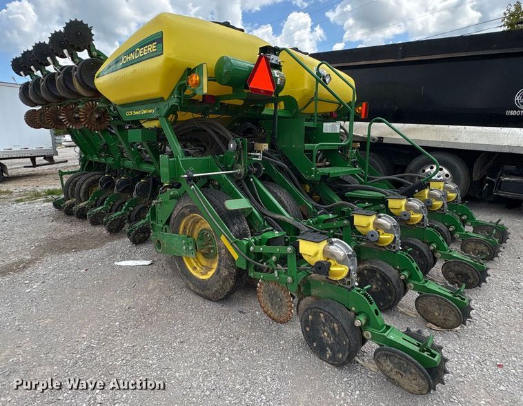 2011 John Deere 1790 split row planter in Lexington, KY