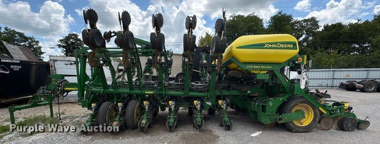 image for item YA0850 2011 John Deere 1790 split row planter
