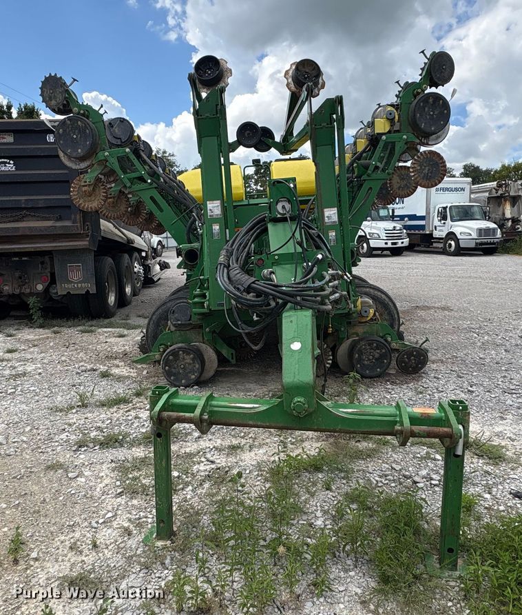 image for item YA0850 2011 John Deere 1790 split row planter