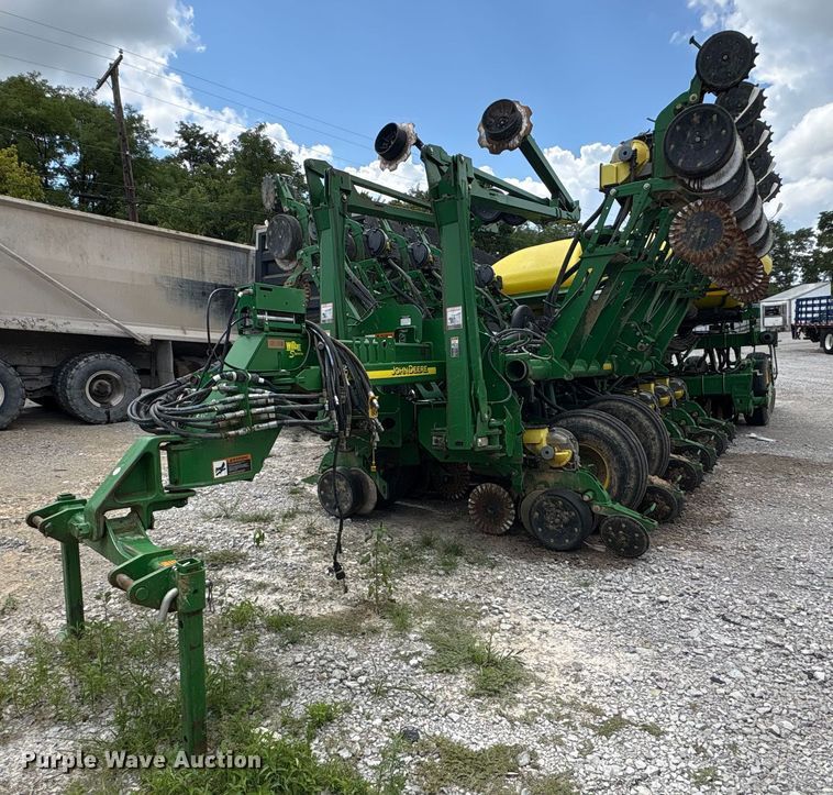 image for item YA0850 2011 John Deere 1790 split row planter