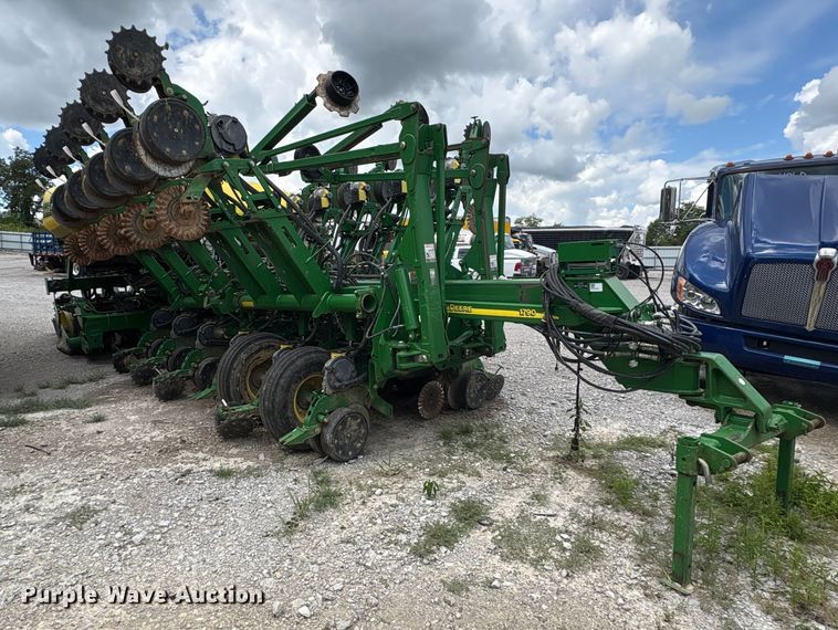 image for item YA0850 2011 John Deere 1790 split row planter