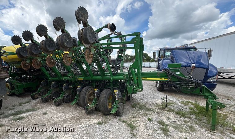 image for item YA0850 2011 John Deere 1790 split row planter