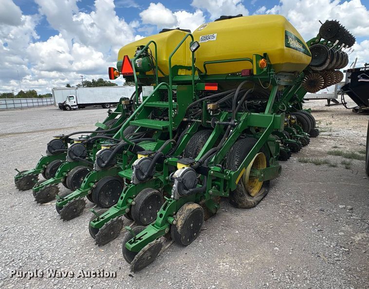 image for item YA0850 2011 John Deere 1790 split row planter