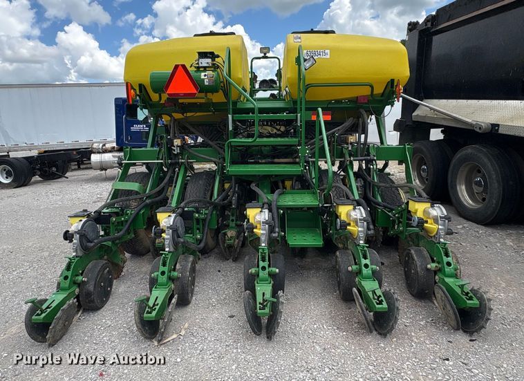 image for item YA0850 2011 John Deere 1790 split row planter