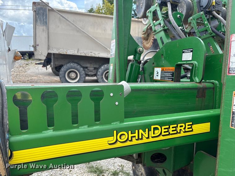 image for item YA0850 2011 John Deere 1790 split row planter