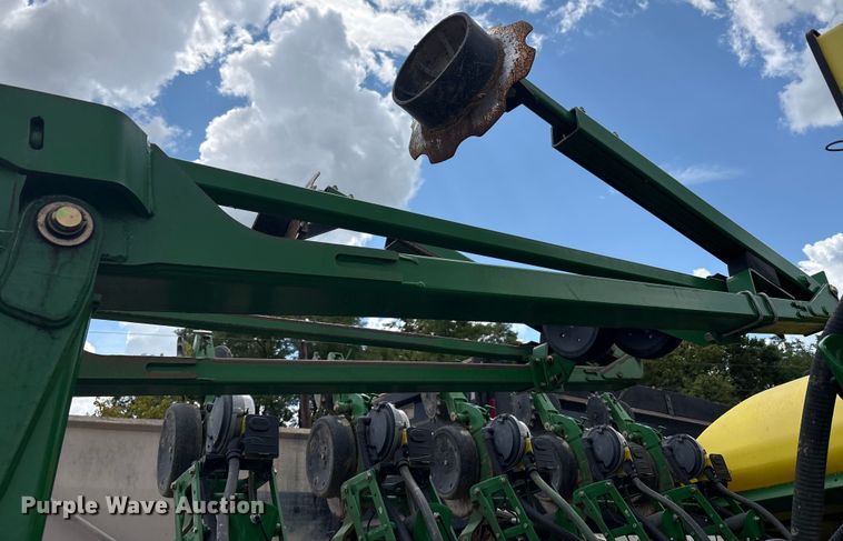 image for item YA0850 2011 John Deere 1790 split row planter