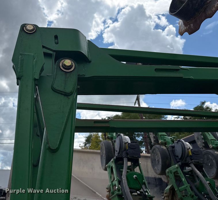 image for item YA0850 2011 John Deere 1790 split row planter