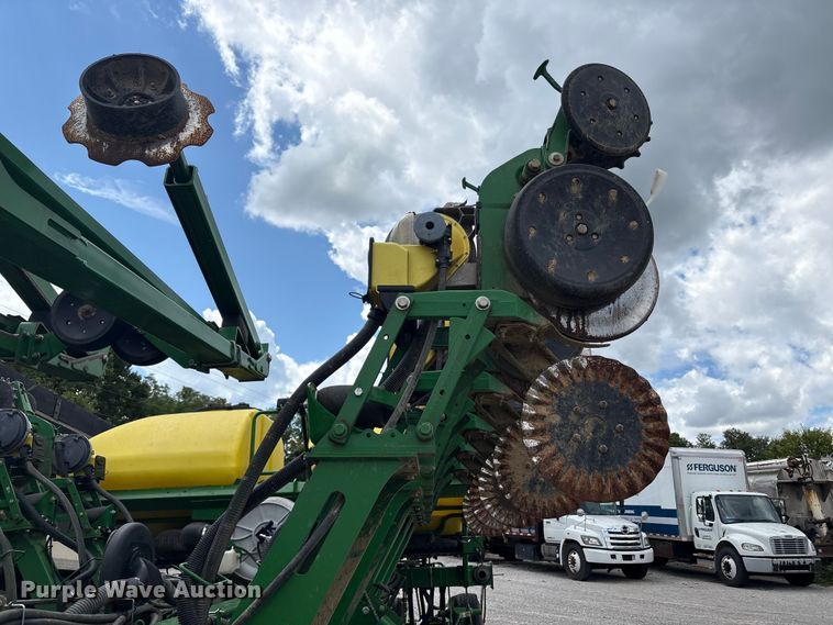 image for item YA0850 2011 John Deere 1790 split row planter