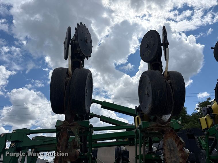 image for item YA0850 2011 John Deere 1790 split row planter