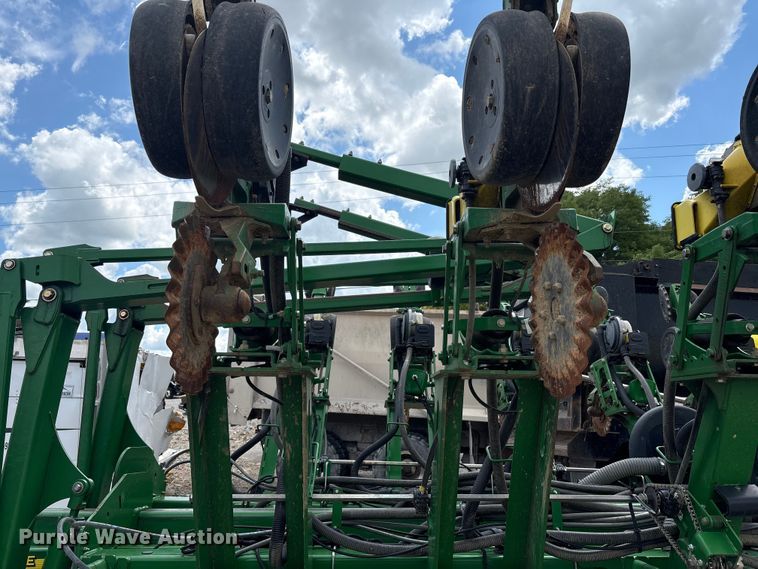 image for item YA0850 2011 John Deere 1790 split row planter