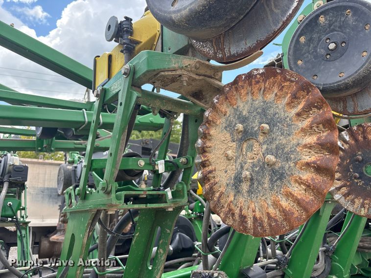 image for item YA0850 2011 John Deere 1790 split row planter