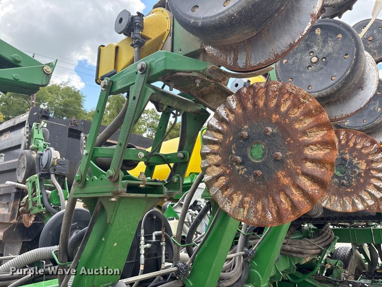 image for item YA0850 2011 John Deere 1790 split row planter
