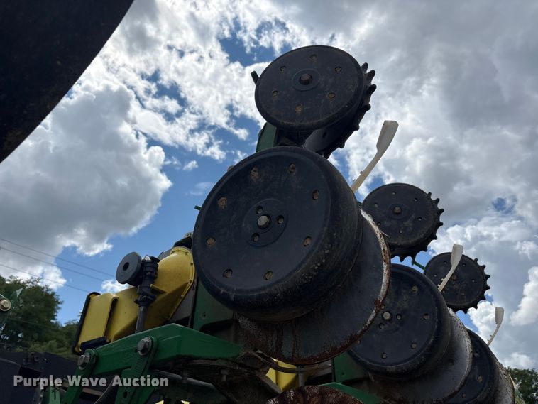 image for item YA0850 2011 John Deere 1790 split row planter