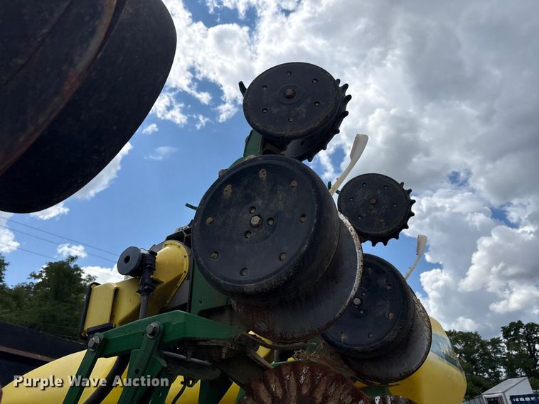 image for item YA0850 2011 John Deere 1790 split row planter