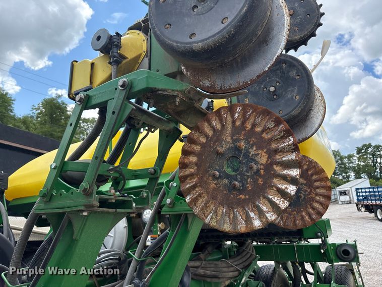 image for item YA0850 2011 John Deere 1790 split row planter