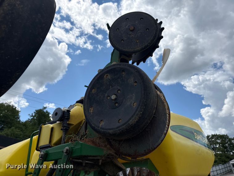 image for item YA0850 2011 John Deere 1790 split row planter