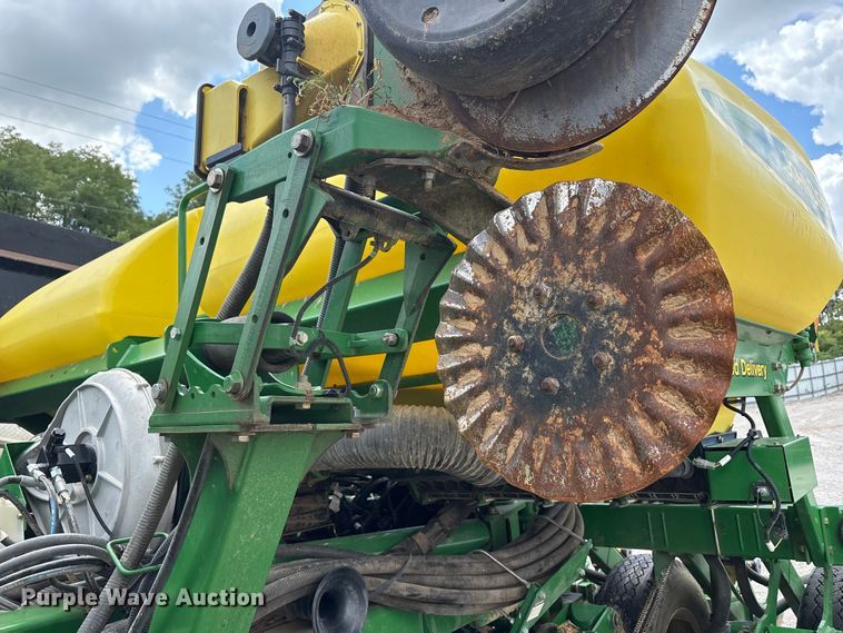 image for item YA0850 2011 John Deere 1790 split row planter