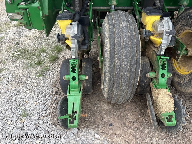 image for item YA0850 2011 John Deere 1790 split row planter
