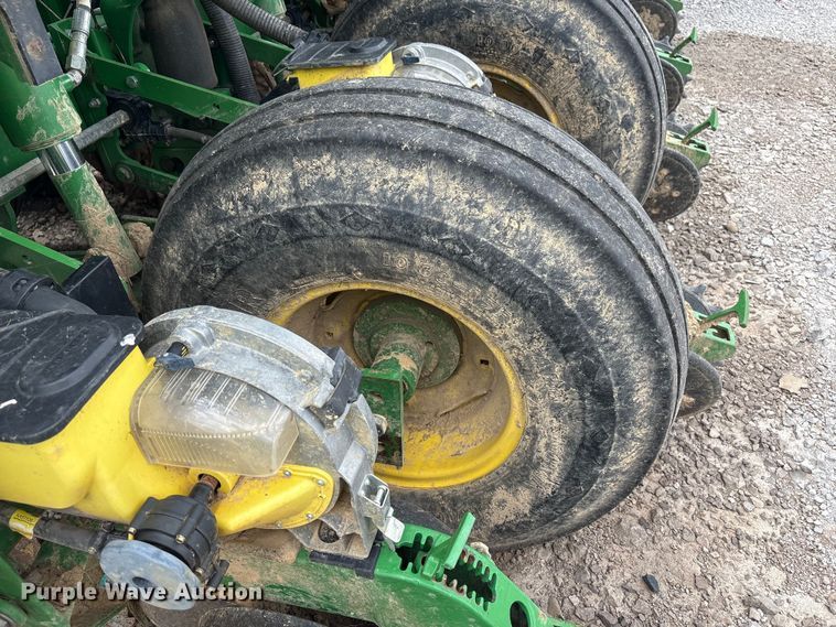 image for item YA0850 2011 John Deere 1790 split row planter