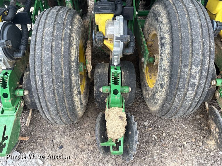 image for item YA0850 2011 John Deere 1790 split row planter