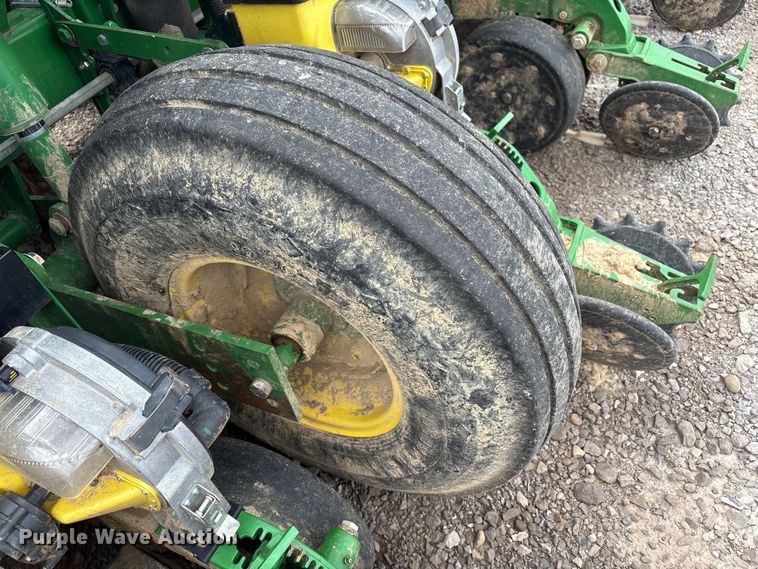 image for item YA0850 2011 John Deere 1790 split row planter