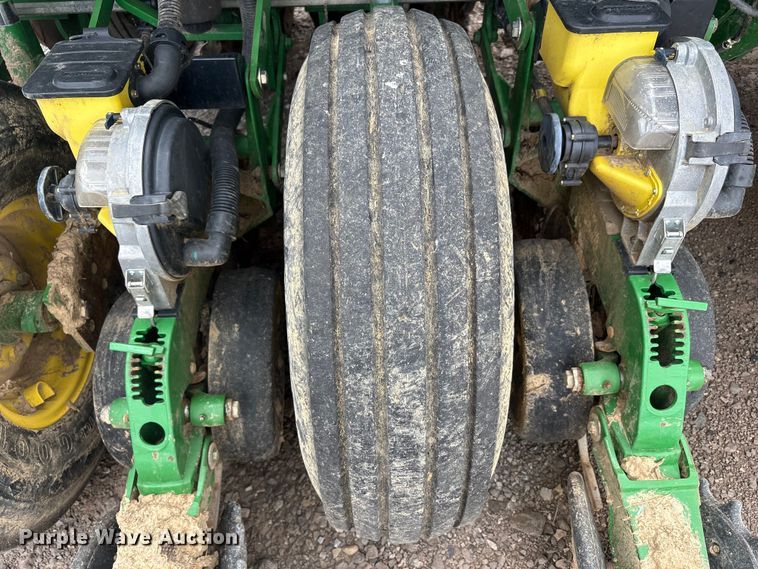 image for item YA0850 2011 John Deere 1790 split row planter