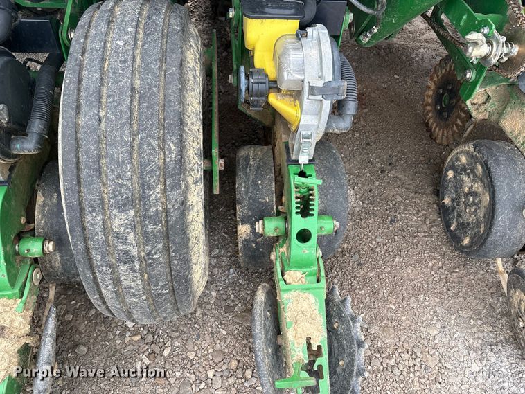 image for item YA0850 2011 John Deere 1790 split row planter
