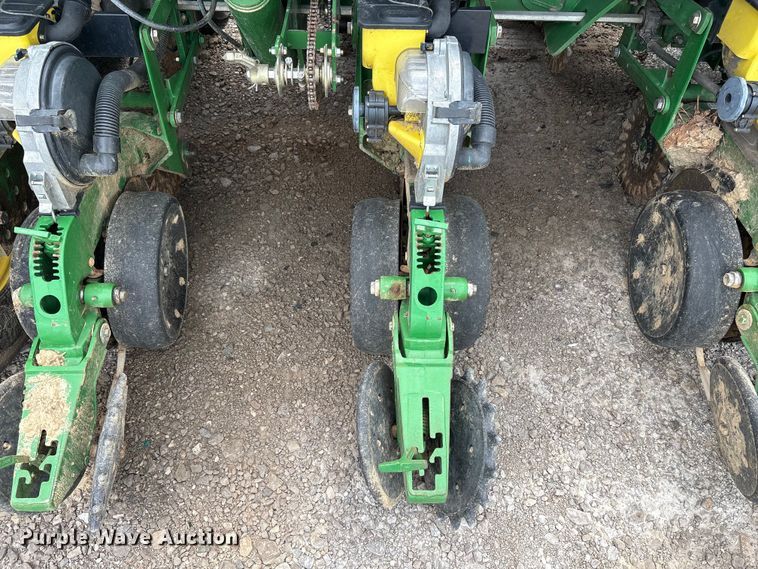 image for item YA0850 2011 John Deere 1790 split row planter